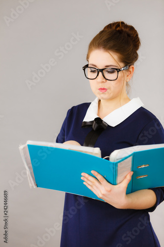Fotografía Focused business woman writing something down