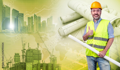 Zdjęcie XXL pracownik budowlany trzyma plany i gestykulacji ok