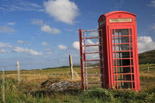 Fotografie, Obraz verlassene Telefonzelle in der Landschaft
