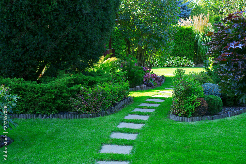 Beautiful lawn and path in a garden - obrazy, fototapety, plakaty 