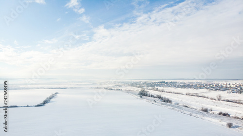 Plakat Widok z lotu ptaka zima krajobraz, wieś. Fotografia dronowa