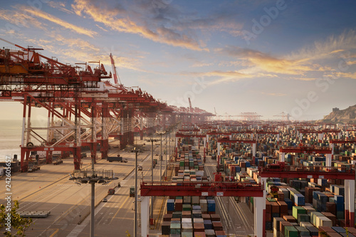 Plakat Logistyka i transport kontenerowca i samolotu towarowego z roboczym mostem żurawia w stoczni, logistycznym eksportem importu i transportem
