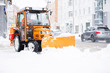 canvas print picture - Schneepflug räumt die Straßen in der Stadt, Winterdienst 