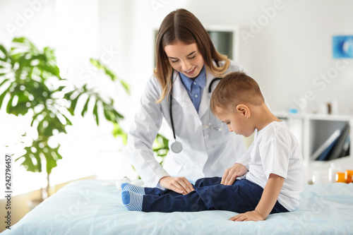 Fotografía Female doctor working with cute little boy in clinic