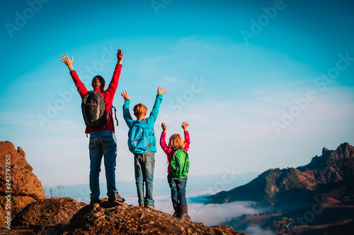 Fotografía happy father and kids enjoy travel hiking in mountains