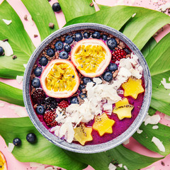 Wall Mural - Smoothie acai bowl served in bowl on pink table