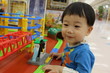 日本の玩具店でプラレールを楽しむ１歳児