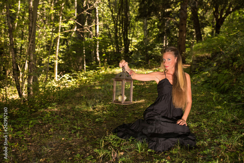 Valokuvatapetti Ragazza con lanterna in mano nel bosco