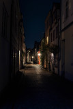 Fototapeta Uliczki - Beleuchtete Strasse in der Lübecker Altstadt
