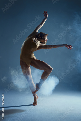 Foto  Dancing in cloud concept