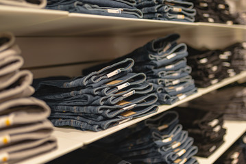 Jeans in der Auslage, Mode, Shop