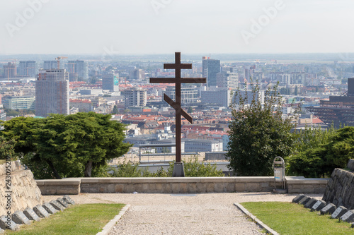 Photographie Christian cross in Slavin on background skyline of Bratislava