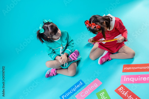 Fotografía Two girls with down syndrome being interested in words on nameplates