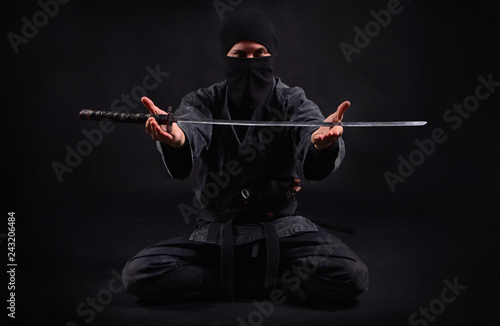 Ninja samurai holds katana in a hands Фотошпалери
