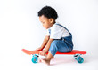 © Rawpixel.com - Cute little boy sitting on a skateboard