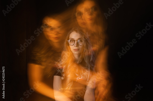 Fotografía Girl with schizophrenia covering her ears to not hear the voice of her alter ego