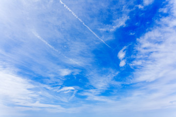 Poster -  ciel bleu zébré de nuages