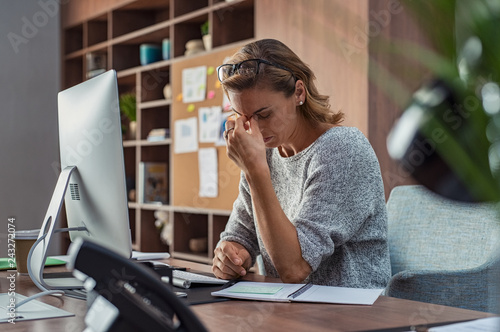 Cuadros en Lienzo Business woman having headache at office
