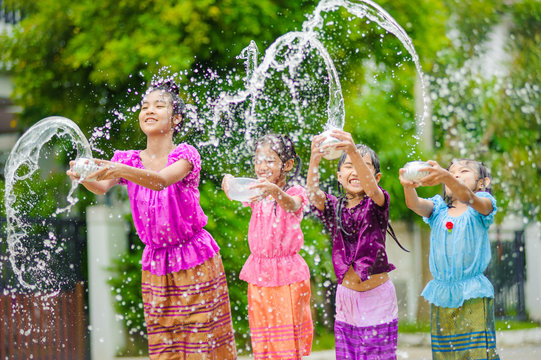 Fototapete -  - thai girls children playing water in songkran festival with thai period dress