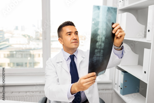 Fotografía medicine, healthcare and people concept - doctor with x-ray scan at hospital
