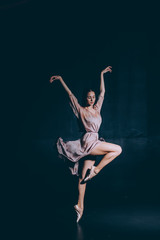 Naklejka na meble Ballerina dancing on one leg in pointe