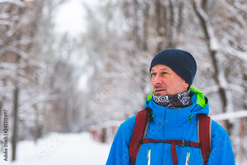 Fotografia Happy man, traveler walking in the winter forest
