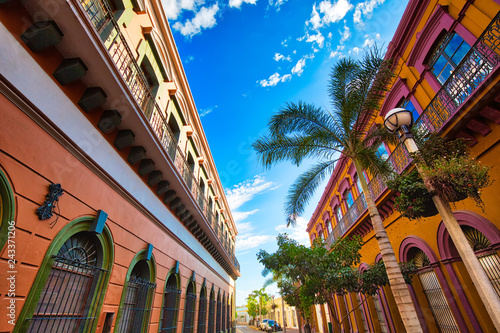 meksyk-mazatlan-kolorowe-stare-ulice-miasta-w-historycznym-centrum-miasta