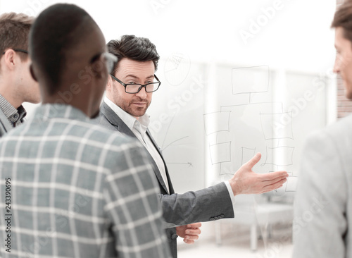 Fotografija businessman explains something to his business partners