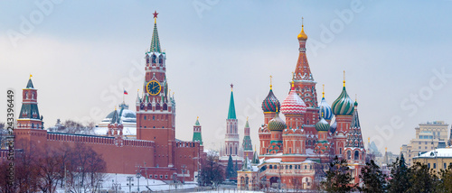 Zdjęcie XXL Moskwa. Rosja. Kościół św. Bazylego. Kreml. Widok na Plac Czerwony. Panorama Moskwy. Moskwa zimą. Stolica Rosji. Panorama Placu Czerwonego. Wieża Spasskaya Kremla.