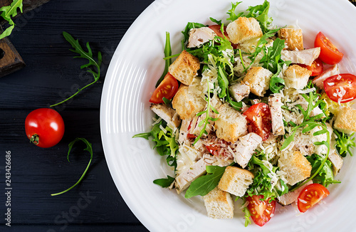 Fotografía Healthy grilled chicken Caesar salad with tomatoes, cheese and croutons