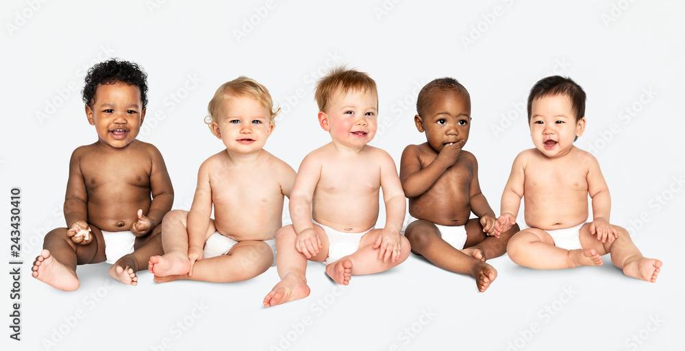 Diverse babies sitting on the floor - obrazy, fototapety, plakaty 
