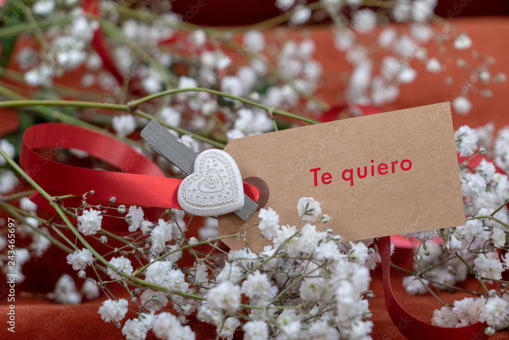 Déclaration d'amour écrite en espagnol "Te quiero" sur une carte