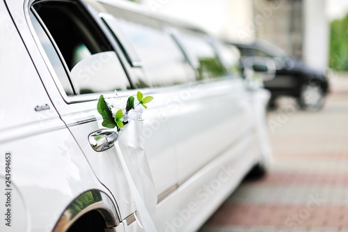 Photographie Flowers decoration on a luxury car