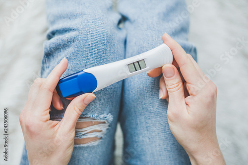 Fotomural Woman looking on positive pregancy test