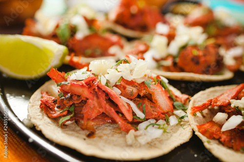 Fotografía tacos al pastor, mexican taco, street food in mexico city