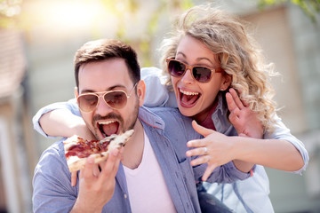 Canvas Print - Couple eating pizza snack outdoors