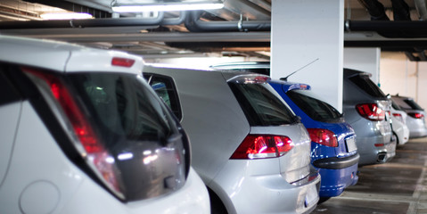 Autos parken in einer Tiefgarage 