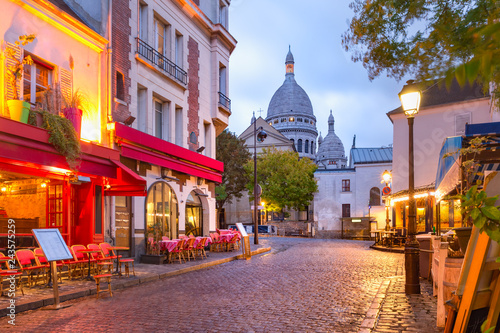 Dekoracja na wymiar  montmartre-w-paryzu-francuska-uliczka-z-klimatem-impresjonistow