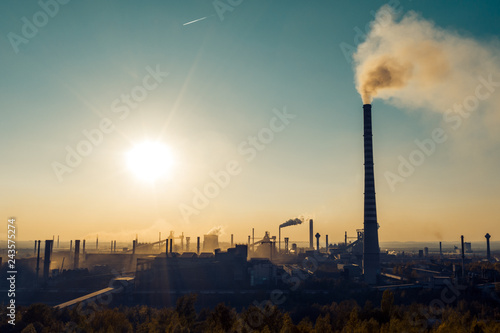 Plakat przemysłowy krajobraz z ciężkim zanieczyszczeniem wytwarzanym przez dużą fabrykę