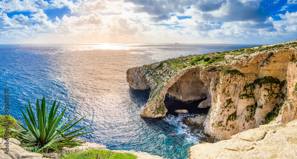 Blue Grotto, Malta. Natural stone arch and sea caves. - obrazy, fototapety, plakaty 