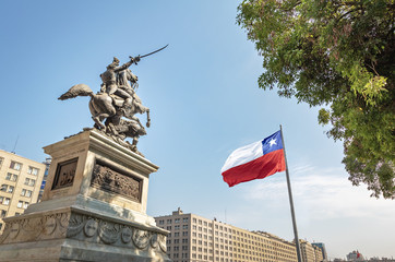 Canvas Print - Bernando O'Higgins General Statue at Bulnes Square and Bicentenario Chilean flag - Santiago, Chile