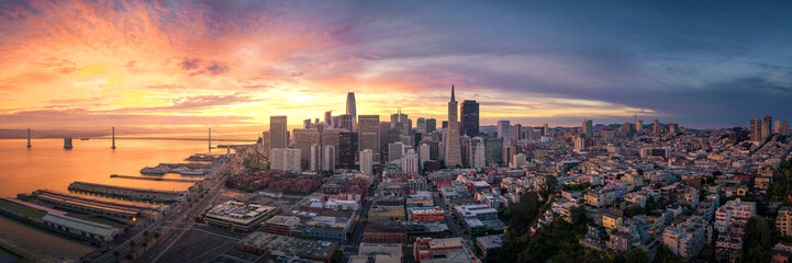 Fototapete - Panoramic View of San Francisco Skyline at Sunrise