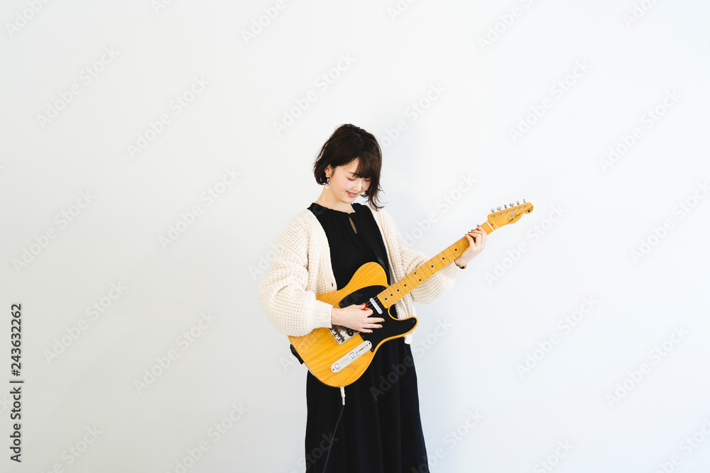 Yoko 油彩画 ギターを弾く女性 Yoko 油彩画 ギターを弾く女性 - メルカリ