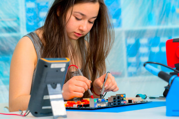 Canvas Print - Schoolgirl in the classroom design and development of robots