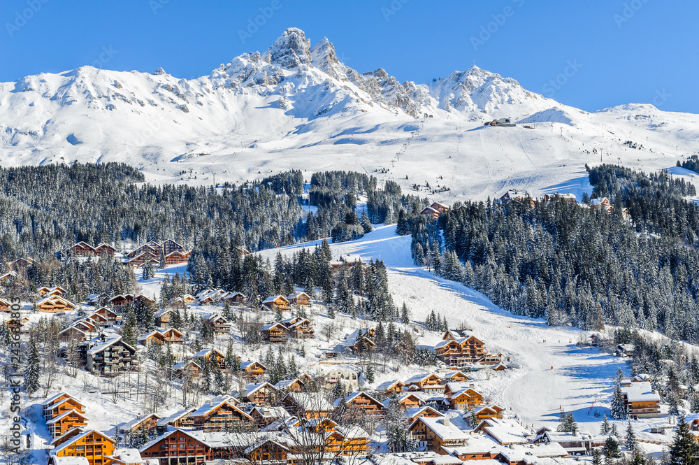 France, Savoie : Chalets de Meribel aux pieds des pistes de ski. - obrazy, fototapety, plakaty 
