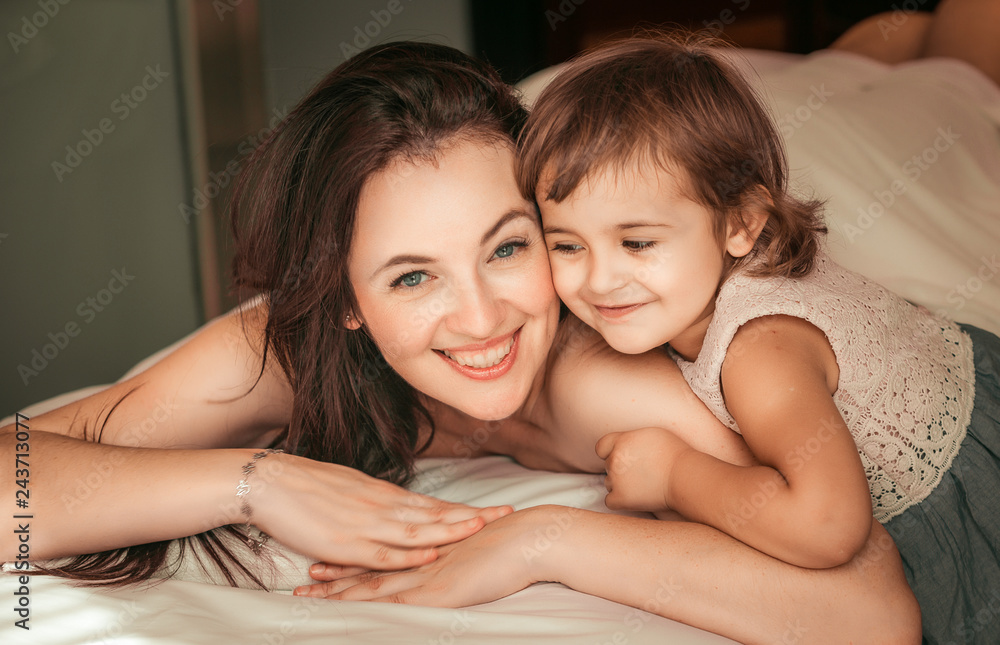 Happy Woman With Her Daughter In The Massage Room Foto