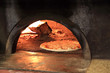 © Stanisław Błachowicz - Pizza w piecu w trakcie pieczenia.