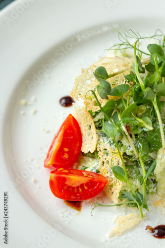 Fotografía salad of greens with crackers on a white plate