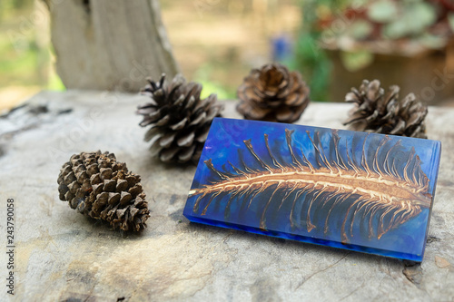 Fotografía casting epoxy resin Stabilizing pine cone red blue abstract art blur background,