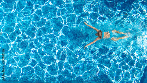 Zdjęcie XXL Aktywna dziewczyna w pływackiego basenu anteny trutnia widoku od above, młoda kobieta pływa w błękitne wody, tropikalny wakacje, wakacje na kurortu pojęciu